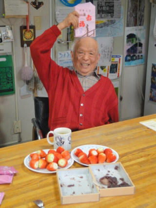 Illustration for article titled One of Japan's Greatest (and Oldest) Manga Artists, Eating a McDonald's Hamburger.